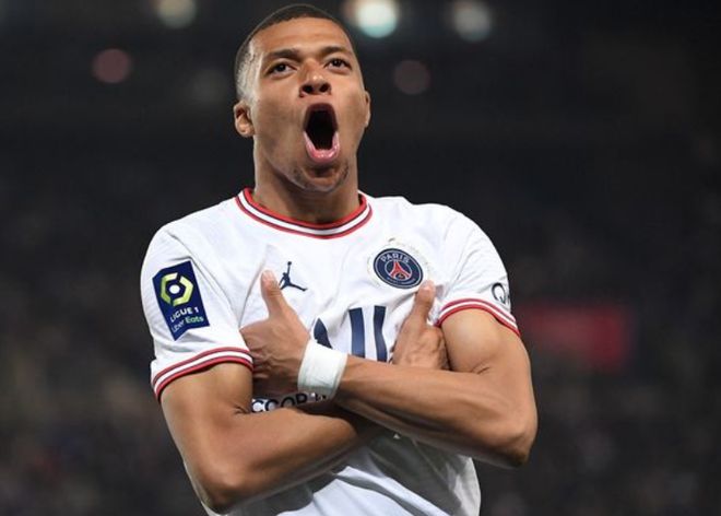 国足集训名单公布，两名新人首次入选引关注（中国男足集训名单出炉，两位新人首次入选引发关注）