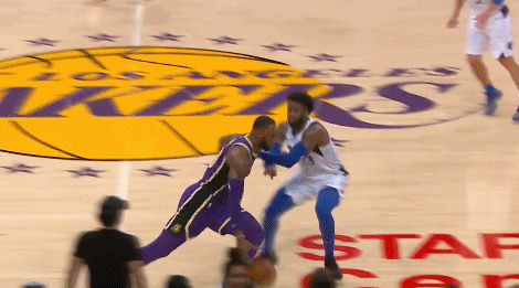 志愿者们用耐心细致的陪伴、温暖有力的援手，为参赛运动员提供全方位保障（志愿者以细致陪伴与温暖援助，为参赛运动员保驾护航）