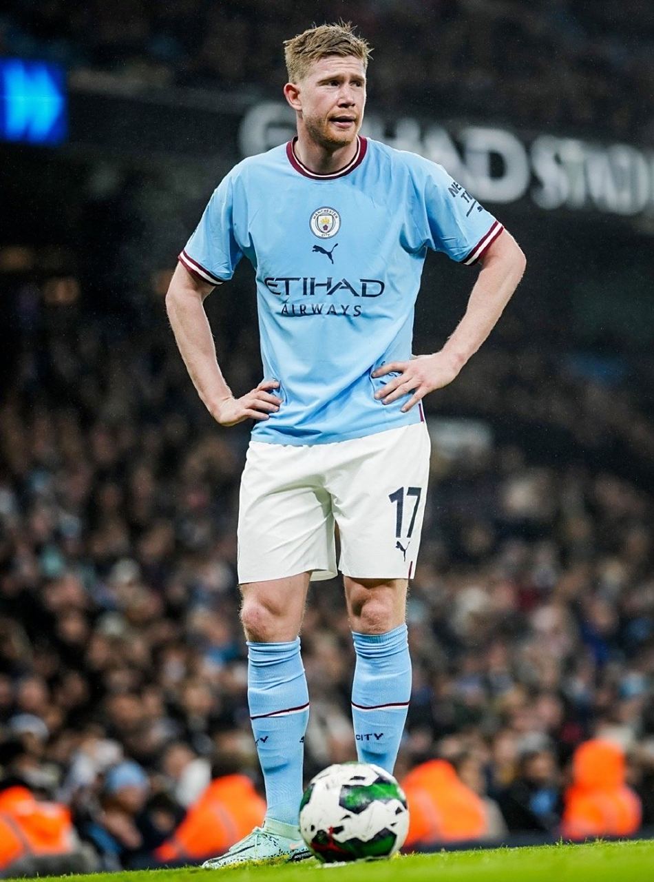 小伙高尔夫模拟器前打高尔夫，结果一杆打到消防喷淋头（男子在高尔夫模拟器前挥杆，一球误中消防喷头）