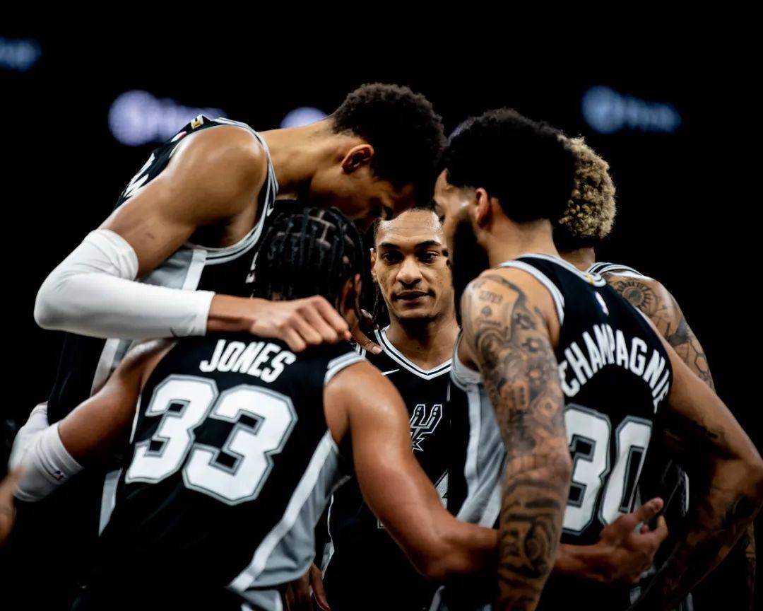 阿斯：维尼修斯希望继续为皇马效力，续约谈判已步入正轨（阿斯：维尼修斯愿留皇马，续约谈判进展顺利）