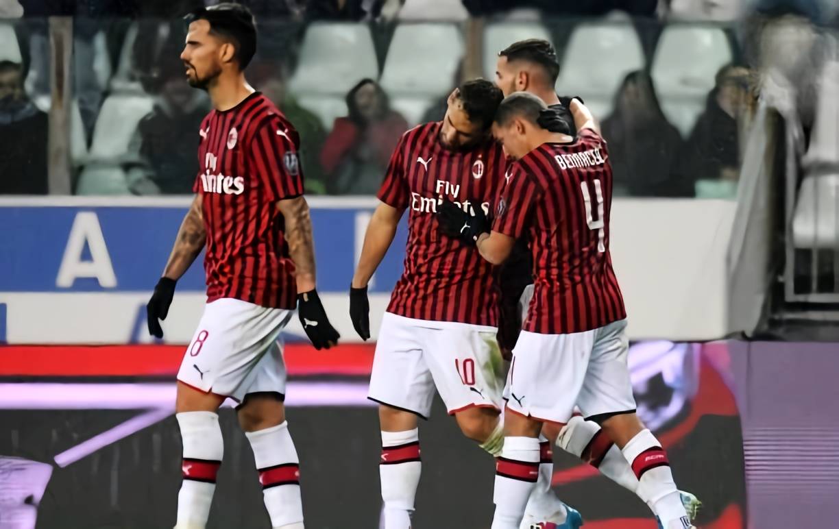 詹姆斯关键时刻稳住节奏（决胜时刻詹姆斯掌控全局）