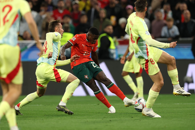 心系老东家，维尼修斯晒穿达尼洛弗拉门戈13号球衣打游戏（情牵旧主，维尼修斯晒身穿达尼洛弗拉门戈13号球衣打游戏）