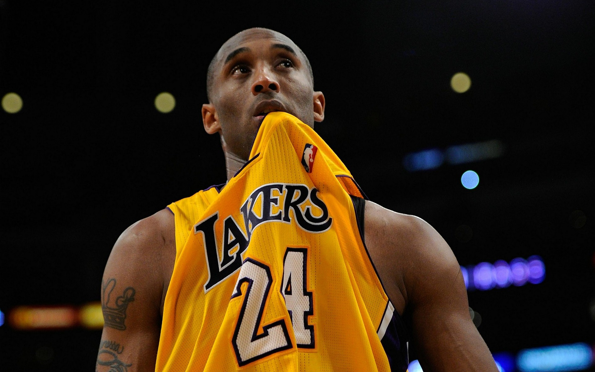 远在迈阿密心系罗马，托蒂和坎德拉用手机观看老东家焦点大战（托蒂、坎德拉身在迈阿密仍关注罗马，用手机追看老东家焦点战）