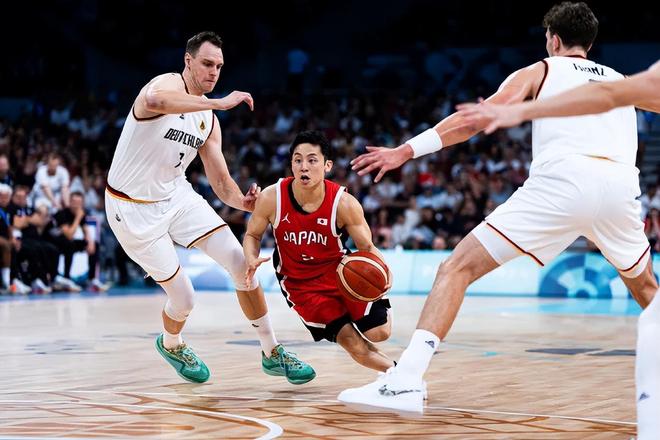 欧文突破防守助攻制胜（欧文强突防线送出制胜助攻）